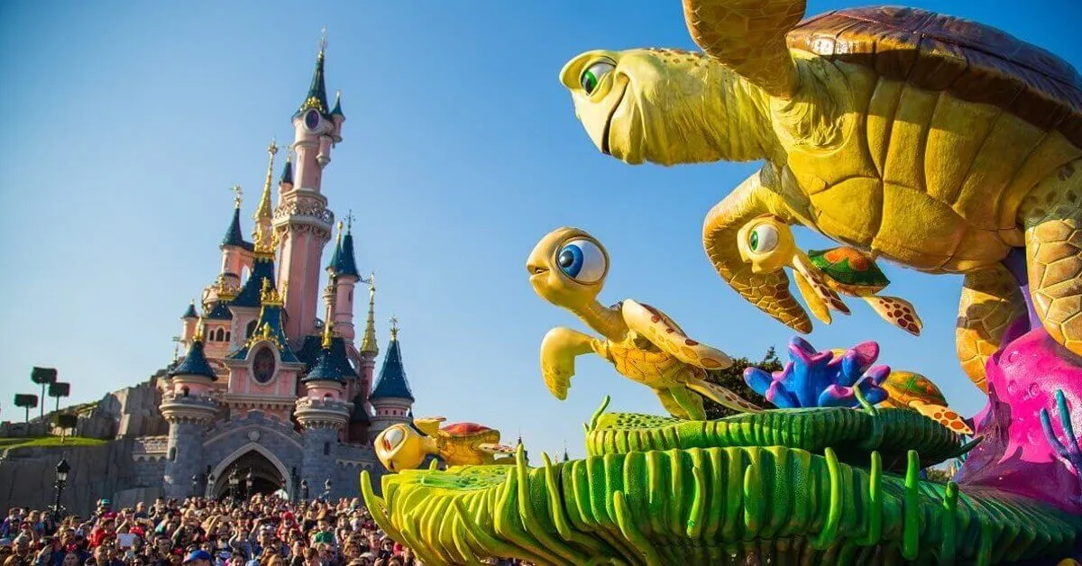 Disneyland Paris Parade mit Disney Figuren auf einem Wagen
