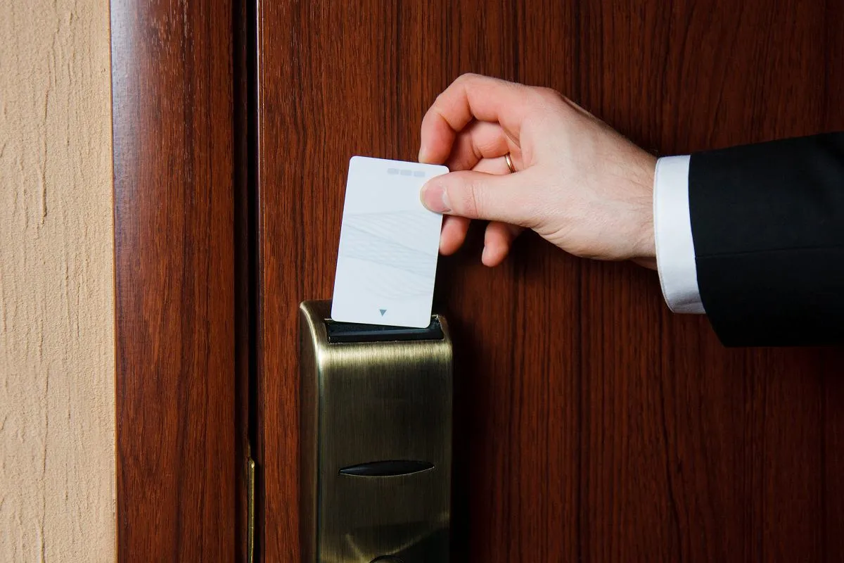 otwieranie drzwi kartą kredytową