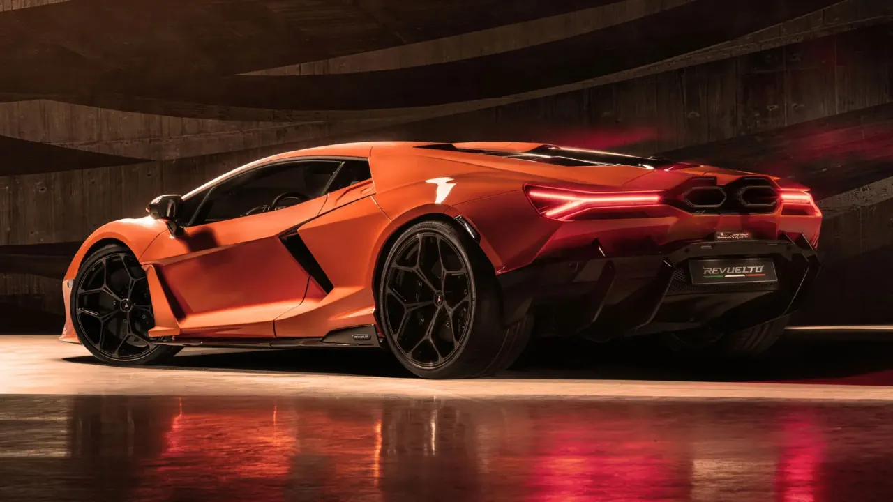 Lamborghini Revuelto exterior