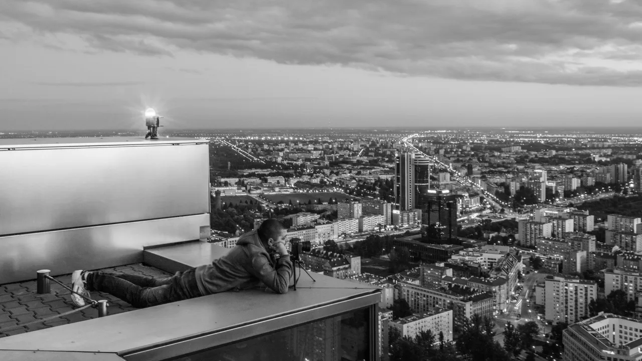 Osoba patrząca w dół z dużej wysokości, widok z perspektywy pierwszej osoby