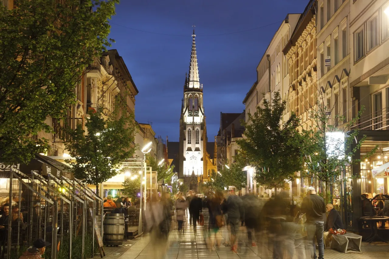 Katowice centrum miasta, ulica Mariacka wieczorem