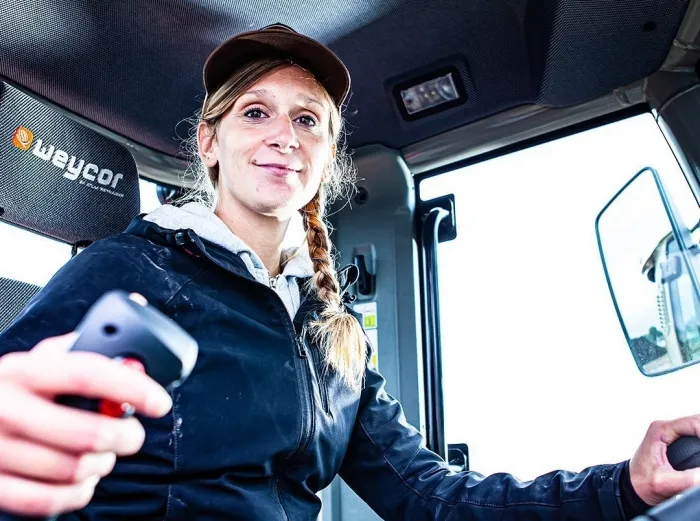 kobieta operator koparki