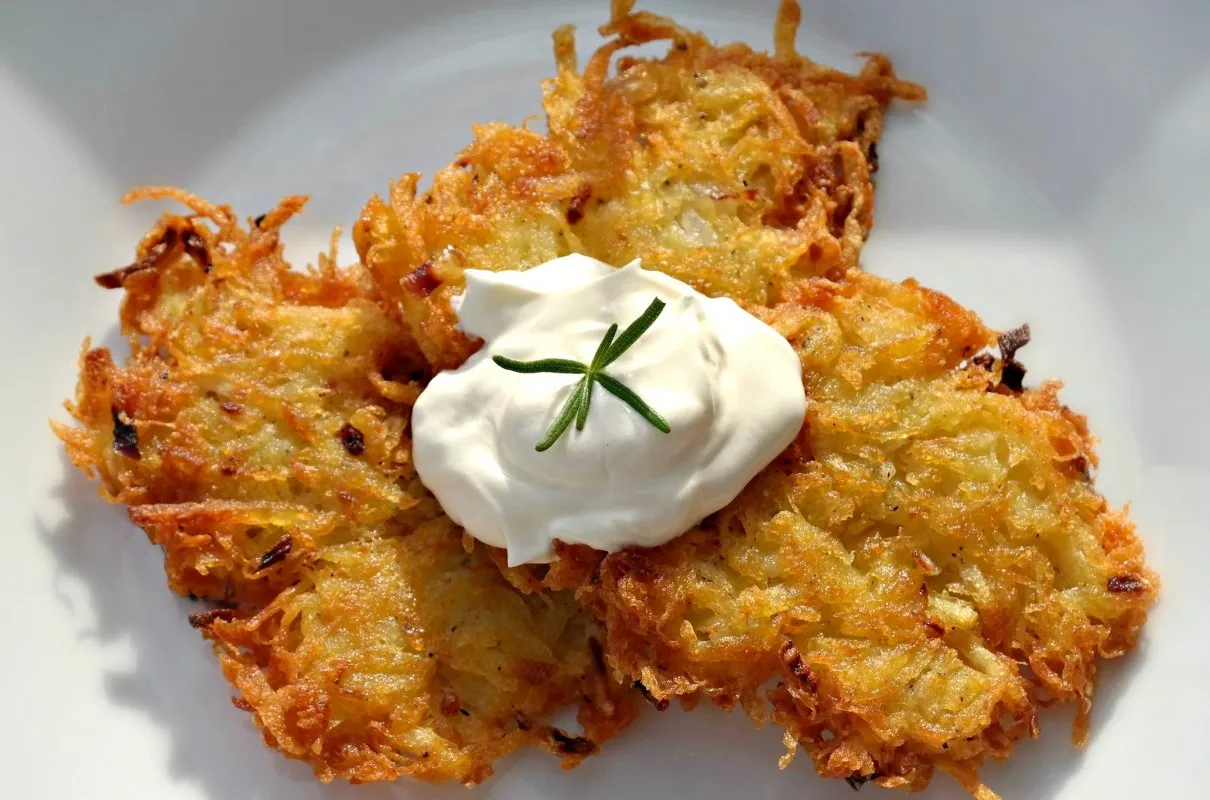 chrupiące placki ziemniaczane z sosem