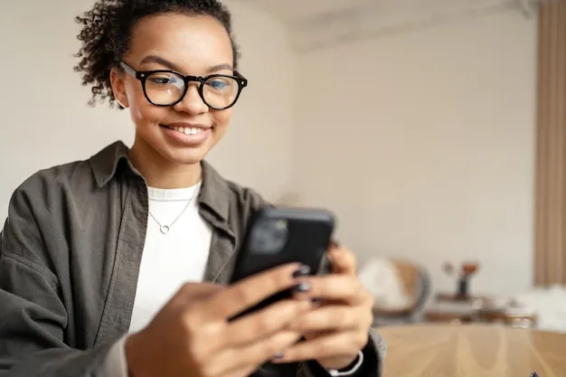 Dziewczyna uśmiechnięta z telefonem, pisząca wiadomość