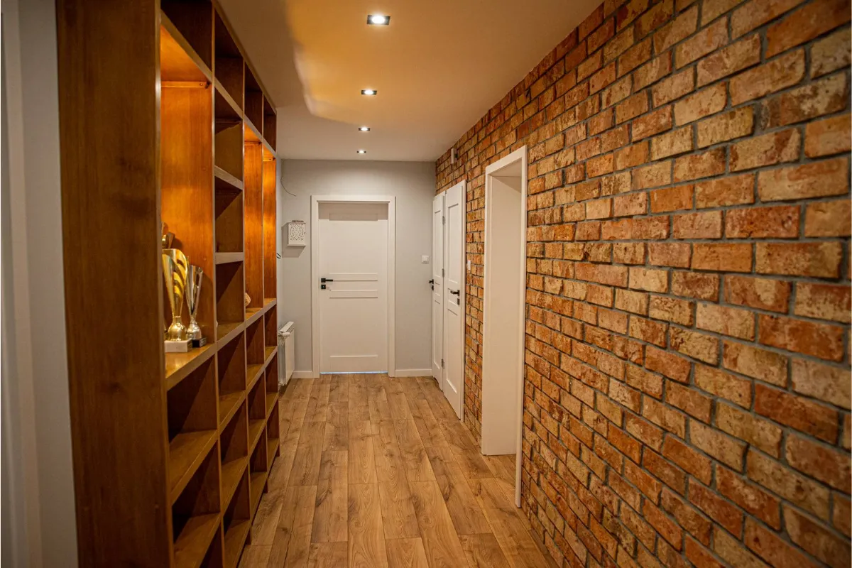 przedpokój beton cegła kamień inspiracje