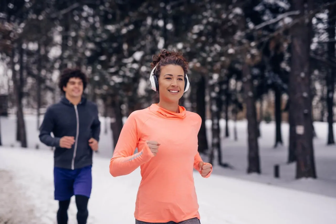 Szczęśliwa osoba ćwicząca na świeżym powietrzu