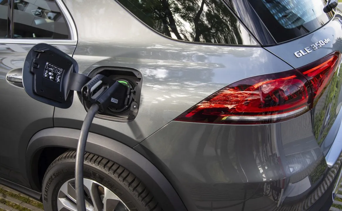 Mercedes GLC hybryda plug-in ładowanie