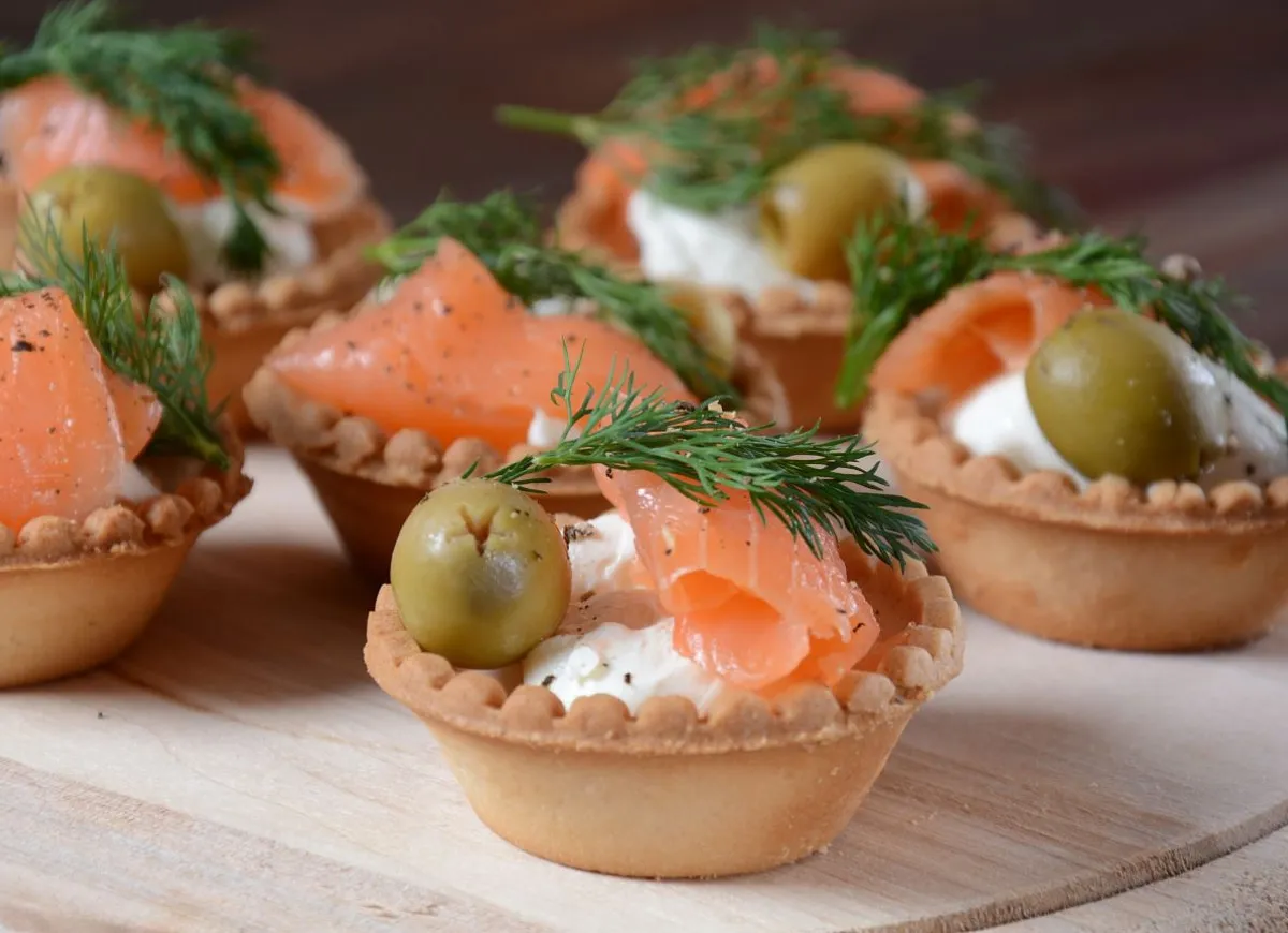 Kruche babeczki z łososiem, serkiem i oliwką – idealne przekąski na komunię.