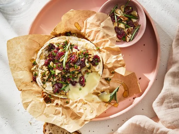 grillowany camembert z żurawiną i pieczywem