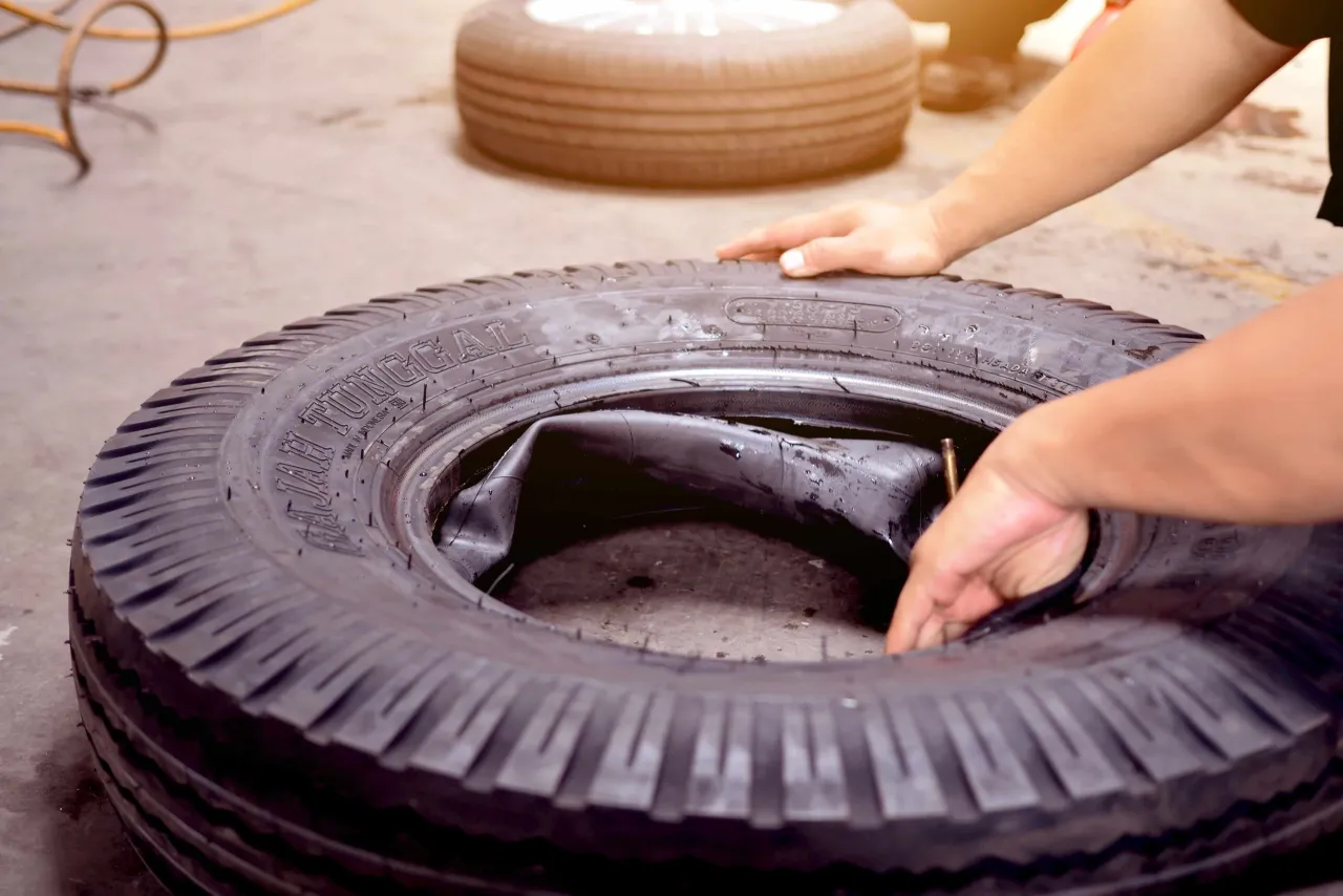 Uszkodzona opona bezdętkowa lub skorodowana felga
