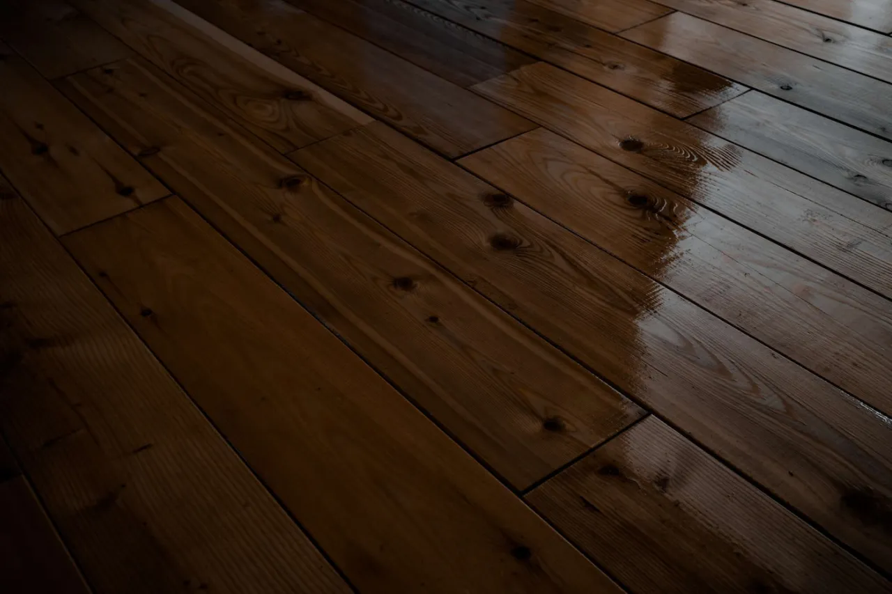 uszkodzone lakierowane drewno parą wodną