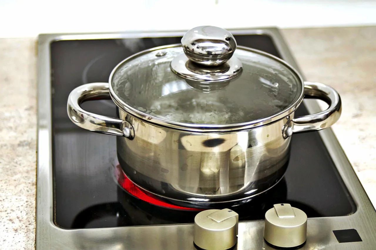 r&oacute;żne garnki do indukcji