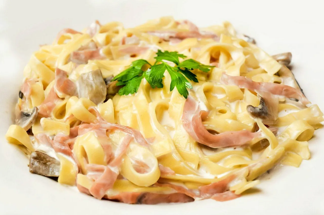 makaron z serem z różnymi dodatkami