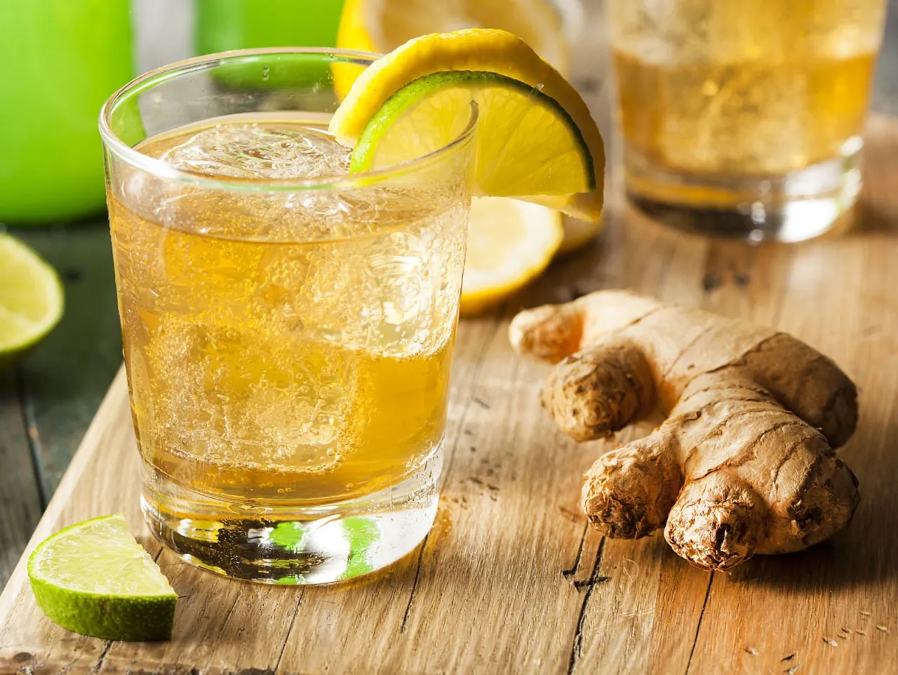 Ingwerbier Flaschen und Ingwerwurzel