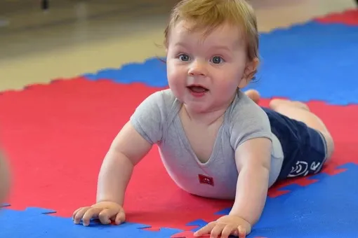niemowlę leżące na brzuszku wysoki podpór