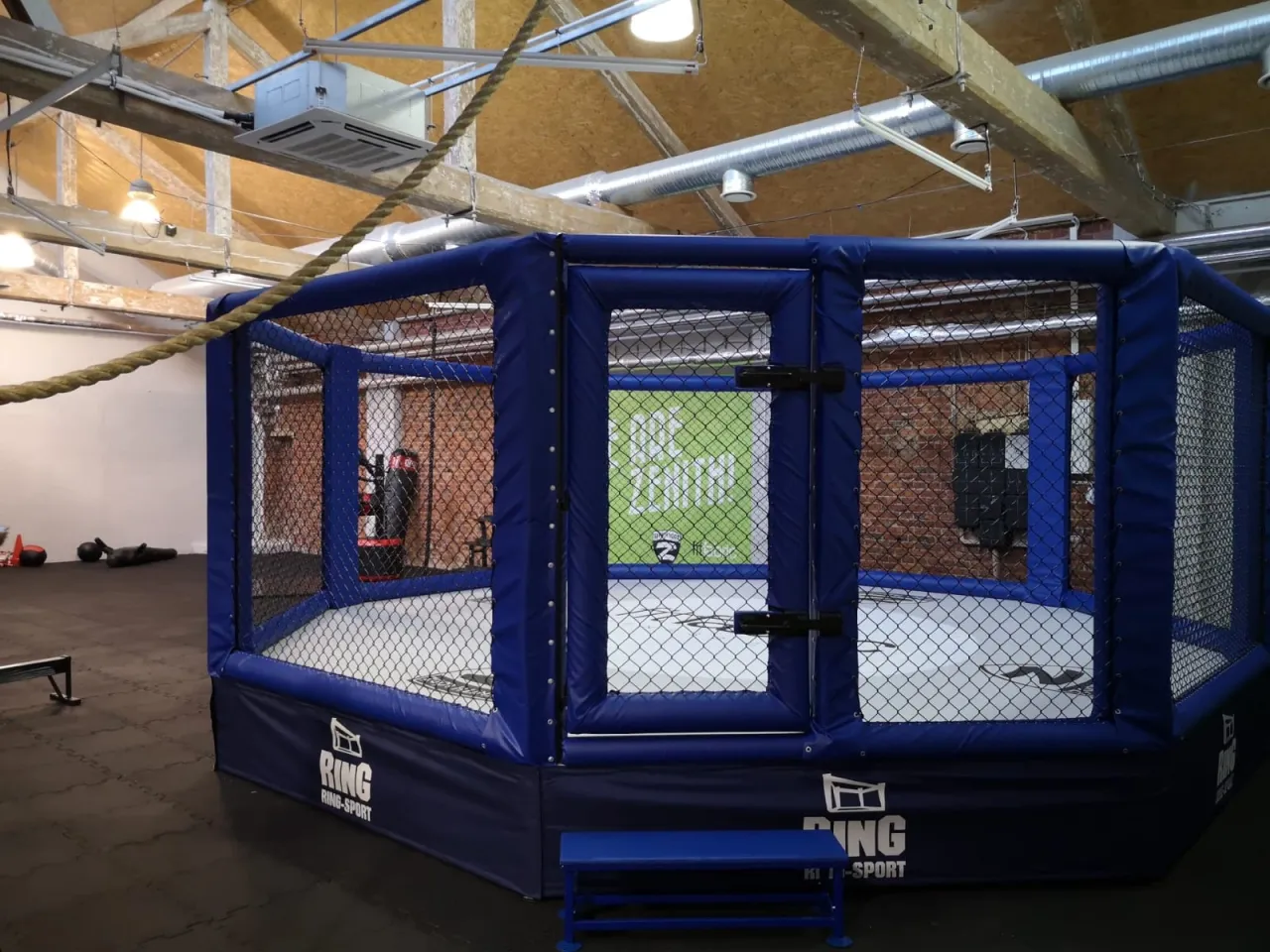 Klatka MMA z zawodnikami walczącymi