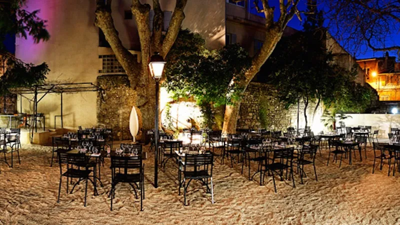 ambiance restaurant romantique terrasse Avignon soir