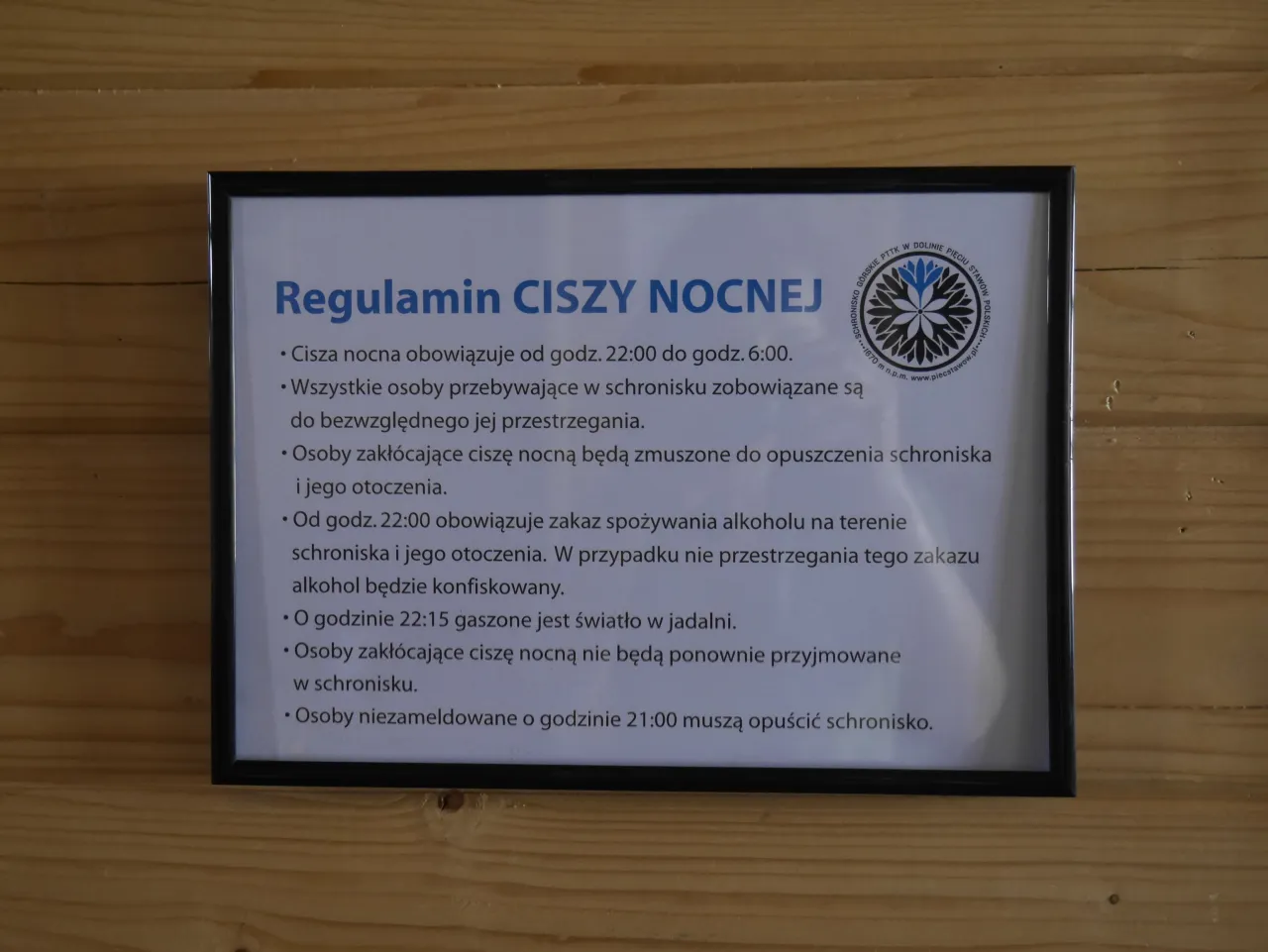 Regulamin PTTK na tablicy w schronisku