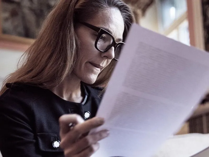 Osoba analizująca dokumenty dotyczące nieruchomości