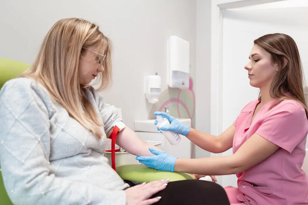 kobieta w ciąży u lekarza pobranie krwi