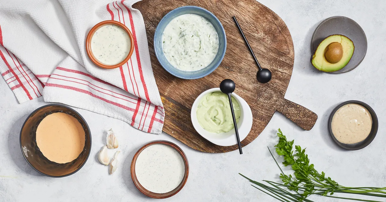 r&oacute;żne sosy do tortilli z kurczakiem