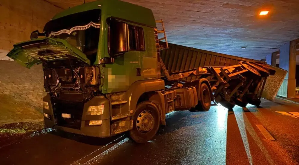 Ciężarówka utknęła pod wiaduktem