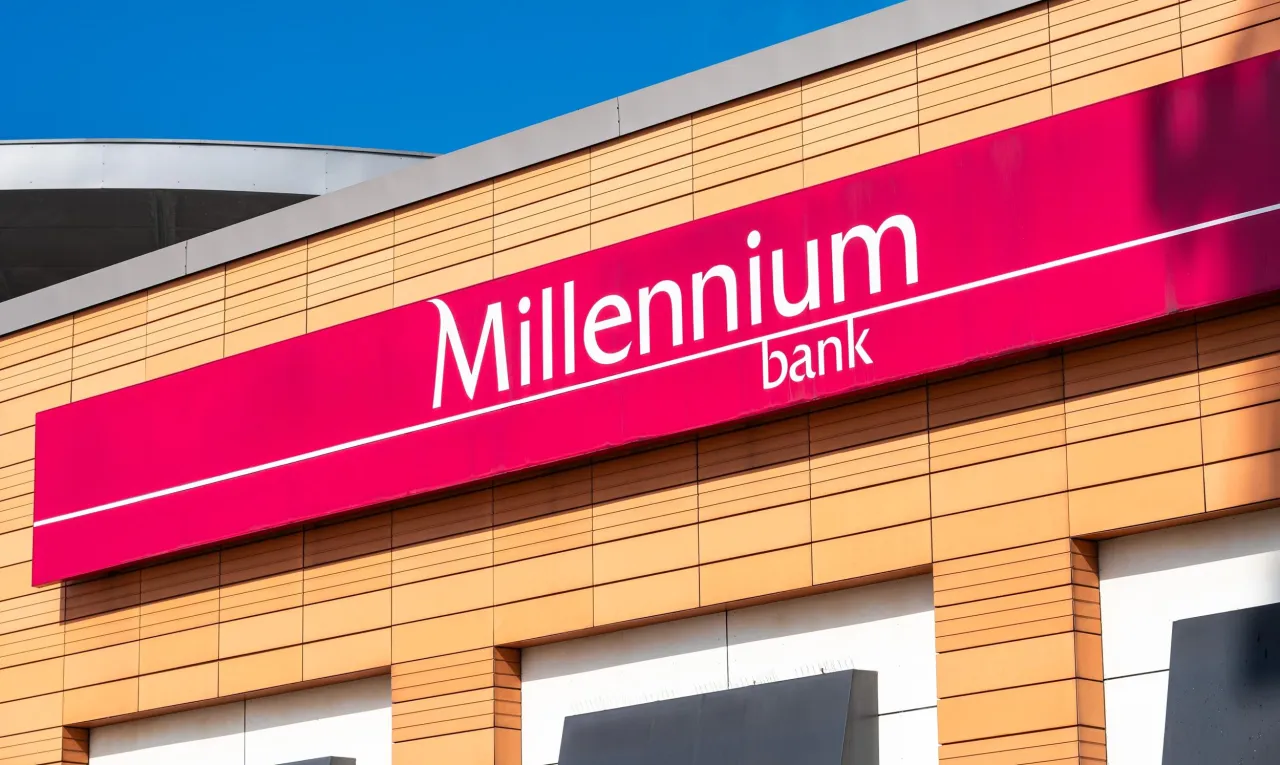 Jasny szyld z napisem 