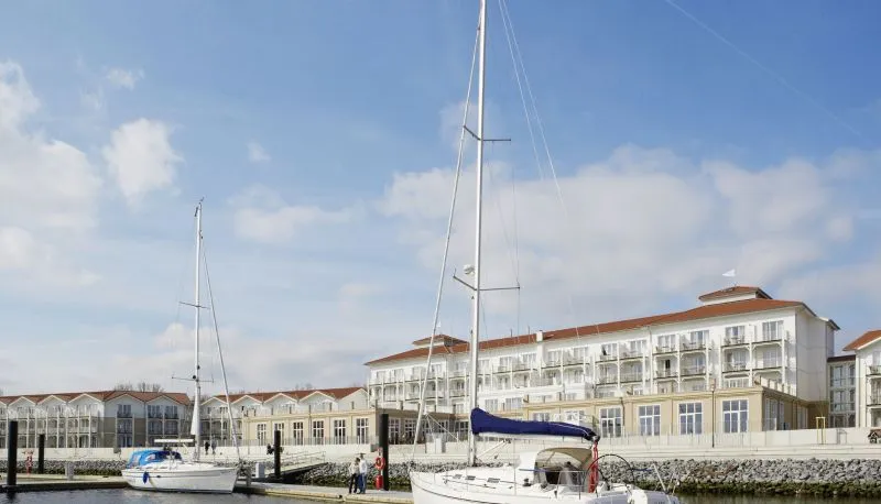 Lindner Hotel Boltenhagen Au&szlig;enansicht Yachthafen