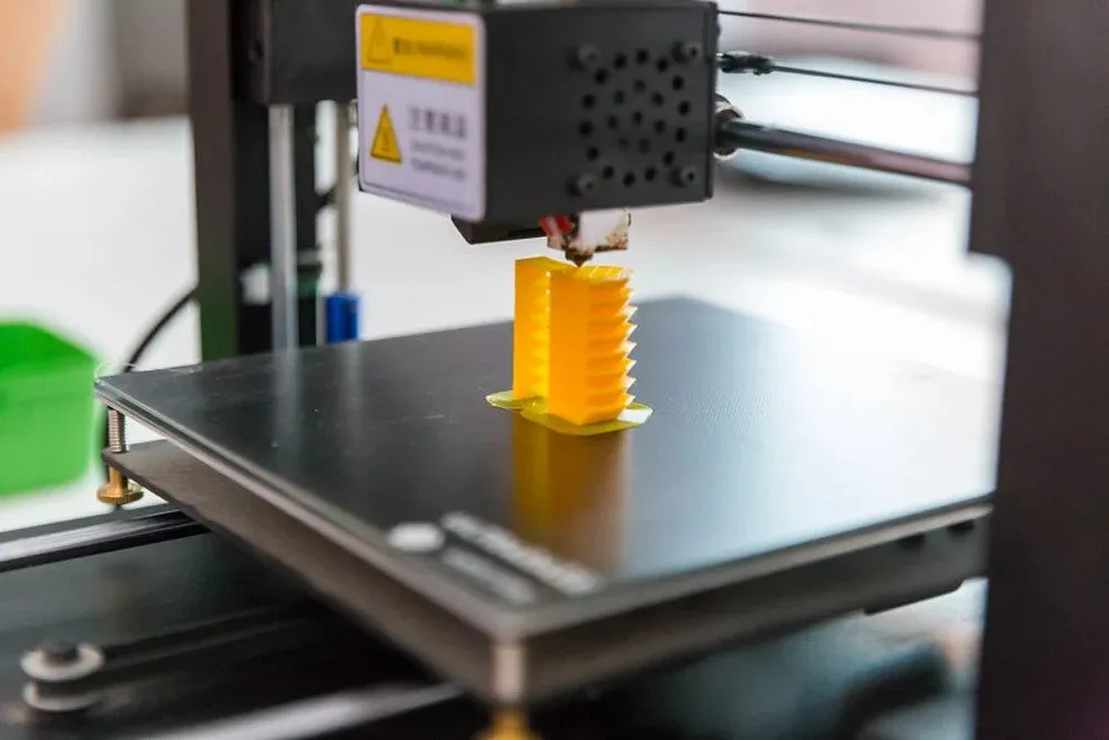 Zdjęcie Czym czyścić stół drukarki 3D, aby uniknąć uszkodzeń i zanieczyszczeń?