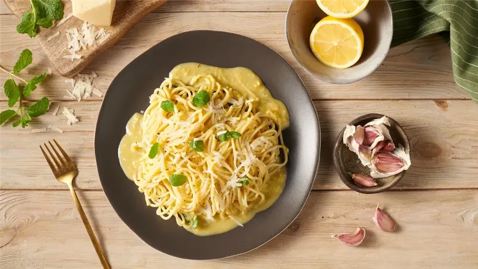 Zdjęcie Pyszne spaghetti lemon - przepis na orzeźwiające danie na lato