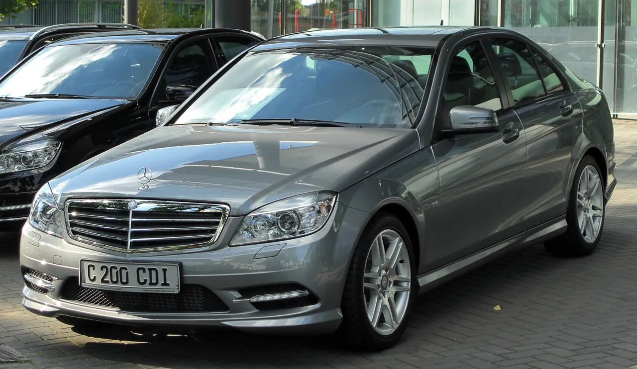 Zdjęcie Mercedes C klasa W204 - szczegółowe informacje o specyfikacjach i osiągach