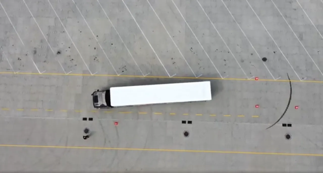 Ciężar&oacute;wka na placu manewrowym, ćwicząca parkowanie. Klucz do tego, jak zdać egzamin na prawo jazdy, to precyzja i opanowanie.