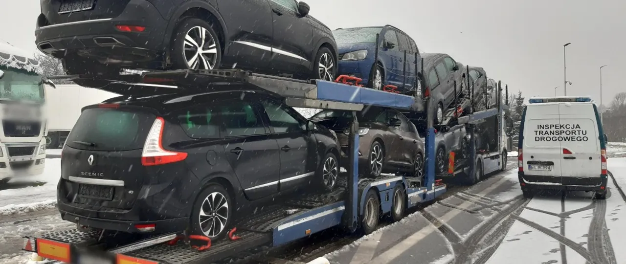 laweta z kilkoma samochodami