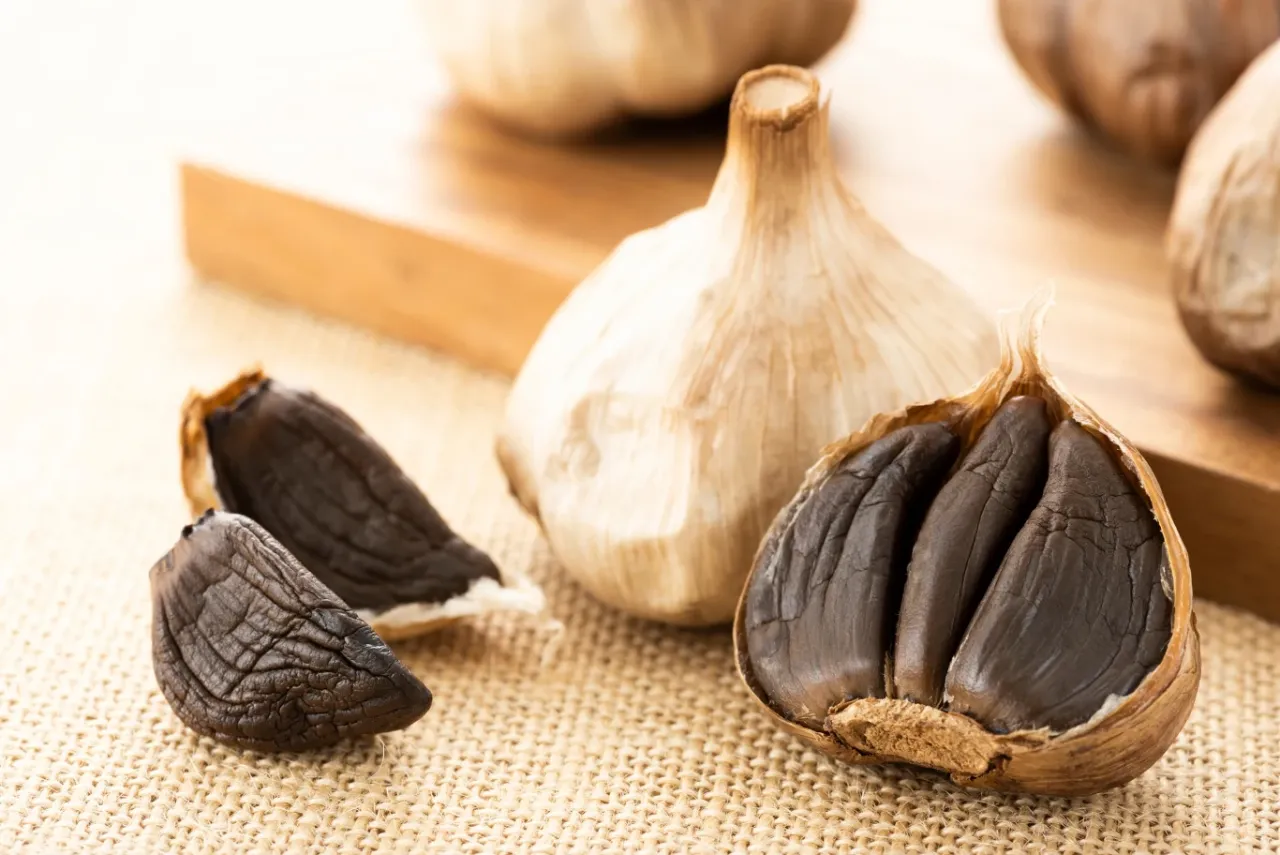 Ciemne, miękkie ząbki czarnego czosnku i jedna cała główka. Dowiedz się, jak przechowywać czarny czosnek, by zachował świeżość.