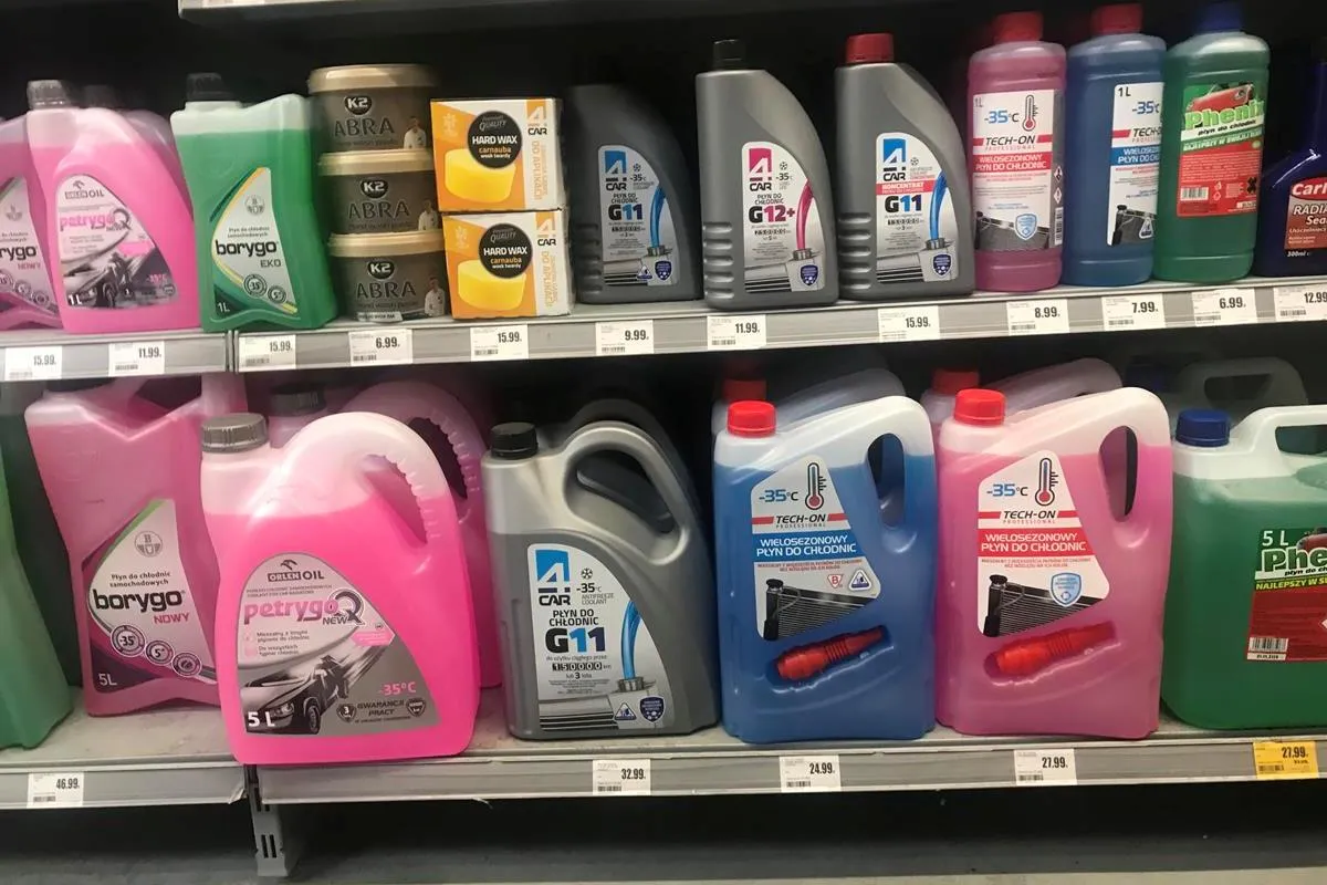 r&oacute;żne rodzaje płyn&oacute;w chłodniczych butelki