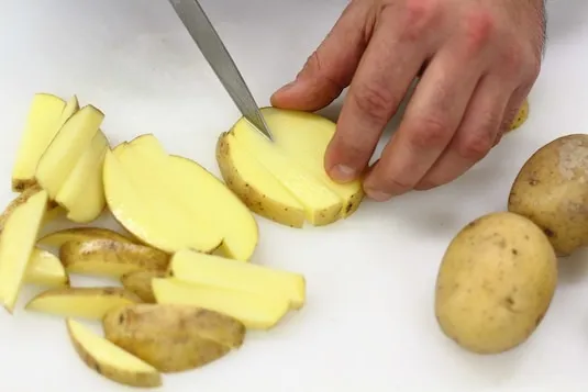 jak kroić ziemniaki na frytki