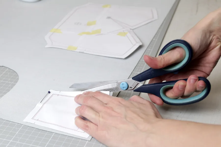 krojenie materiału na poduszkę nożyczki krawieckie miarka