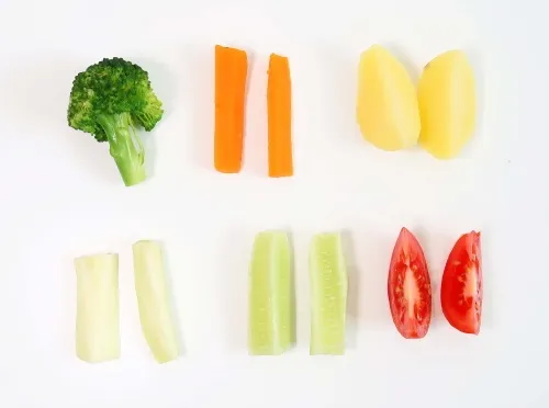 dziecko 11 miesięcy je samodzielnie kawałki jedzenia