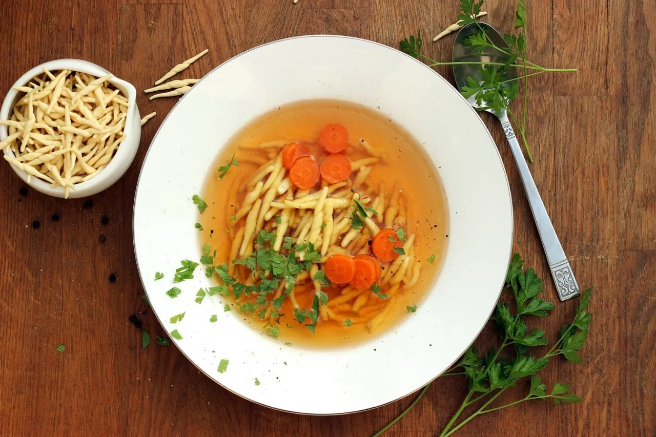 Jak zrobić ros&oacute;ł wegetariański? Aromatyczny bulion z makaronem, marchewką i natką pietruszki.