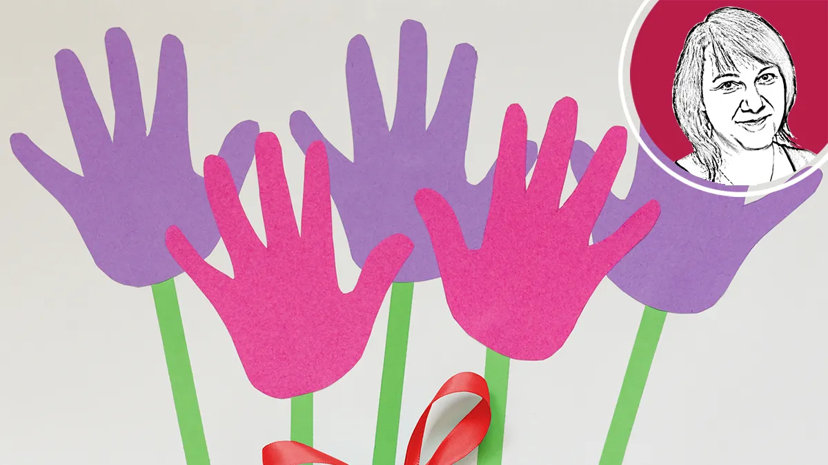 Oma bekommt Blumen und Karte zum Geburtstag