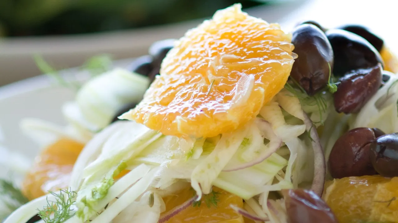 Insalata arance e finocchi con olive nere e cipolla rossa