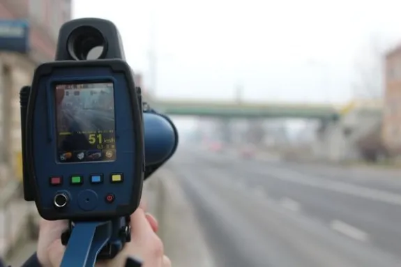 policjant mierzący prędkość suszarką laserową