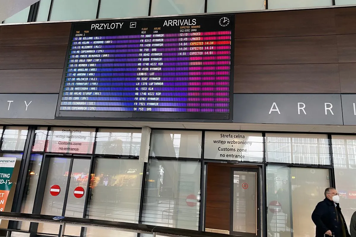 Tablica przylotów na lotnisku w Gdańsku. Nie ma informacji, czy na lotnisku w Gdańsku jest palarnia.