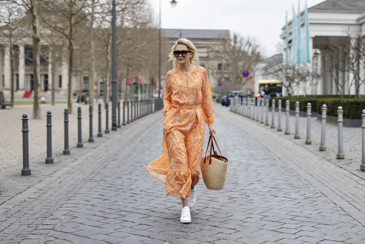 długa sukienka ze sneakersami na co dzień