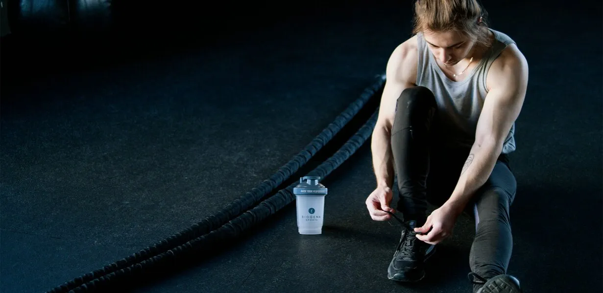 osoba pijąca shake proteinowy przed treningiem i po treningu