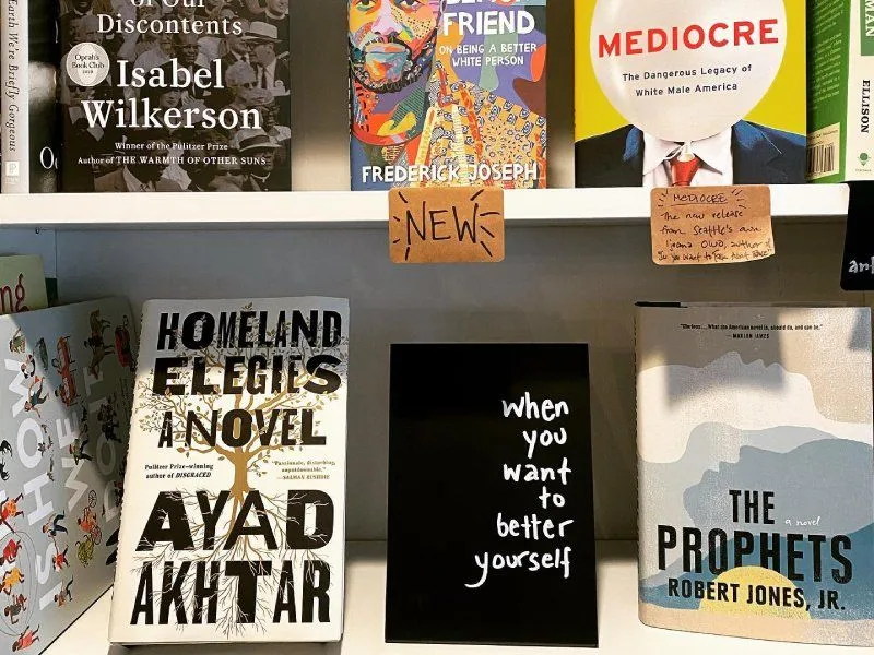 różne gatunki książek na półce, beletrystyka, kryminał, poradnik