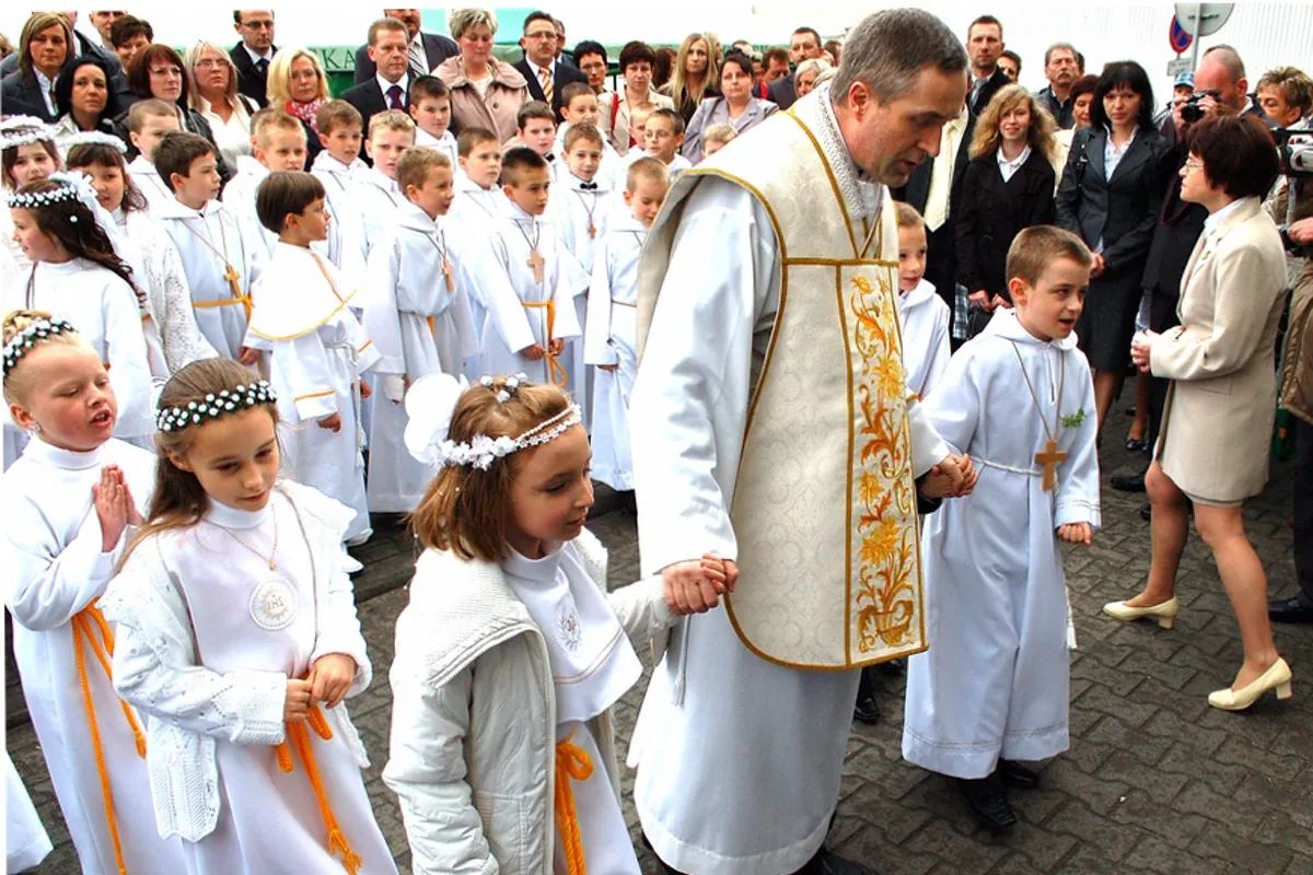 dziecko przyjmujące wczesną komunię świętą