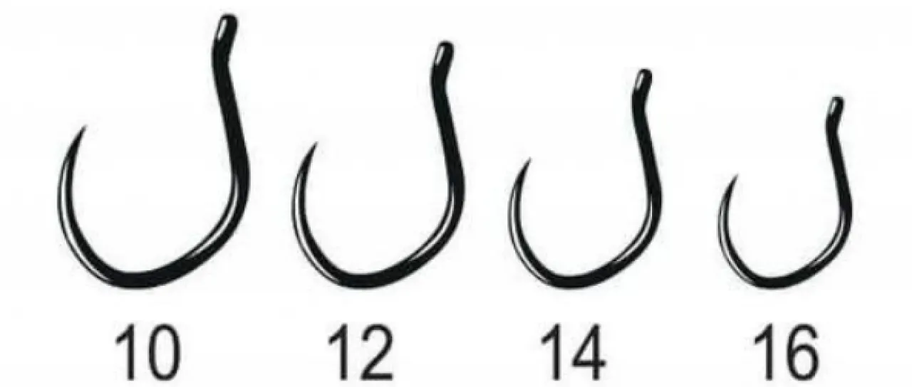 Cztery czarne haczyki wędkarskie o różnej wielkości, od 10 do 16. Idealny jaki haczyk na leszcza, zależy od przynęty i łowiska.