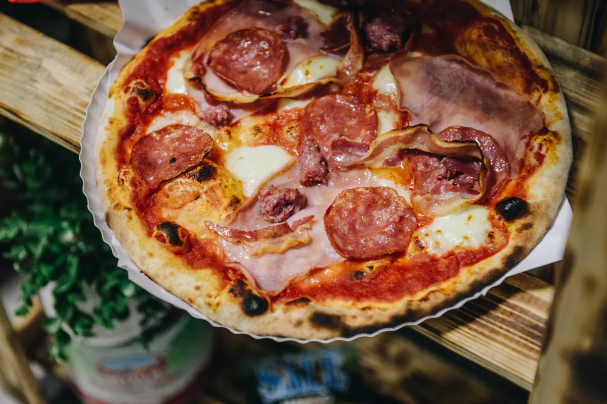 Zdjęcie Pizza jaka temperatura: Osiągnij idealną chrupkość i smak
