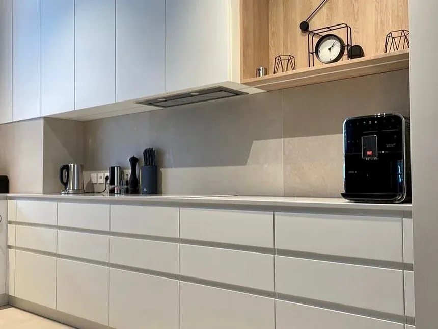 Nowoczesna kuchnia z białymi matowymi frontami akrylowymi